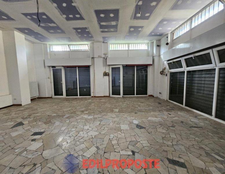 negozio in vendita a Limbiate