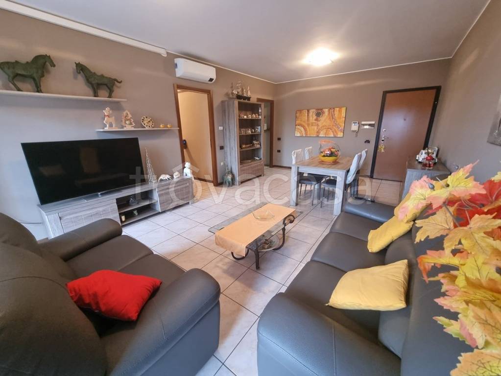 appartamento in vendita a Limbiate in zona Mombello