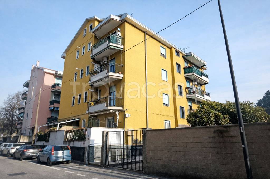 appartamento in vendita a Limbiate in zona Villaggio dei Giovi