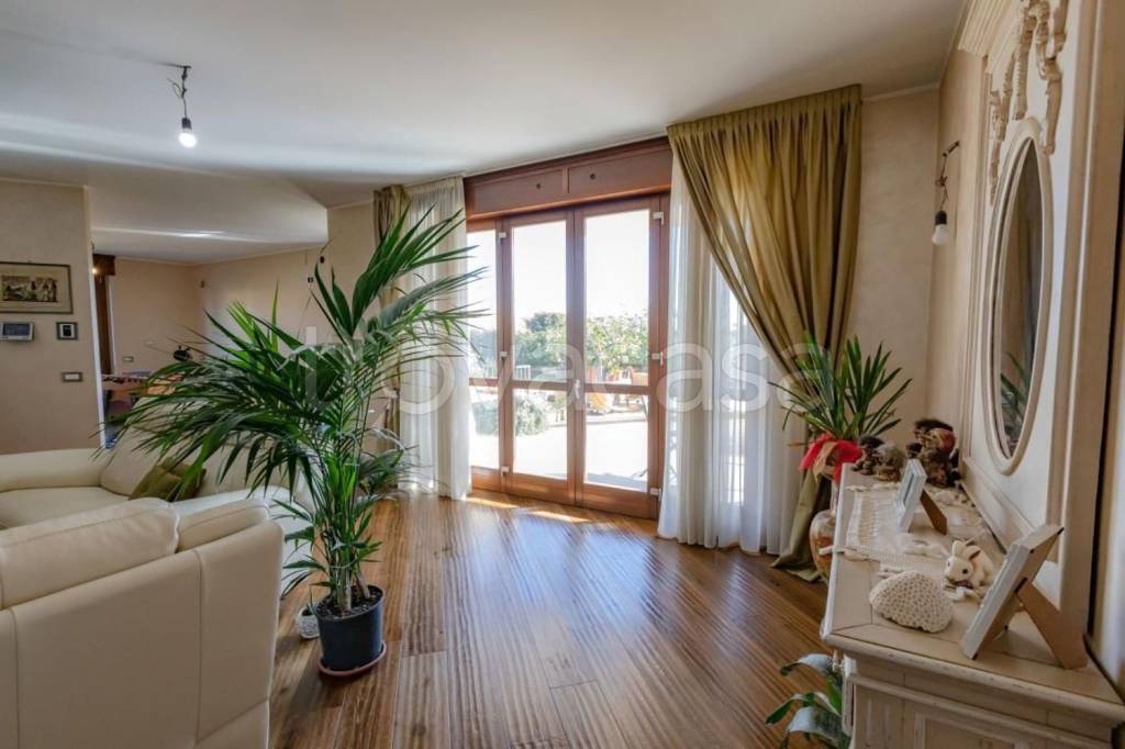 appartamento in vendita a Limbiate in zona Mombello