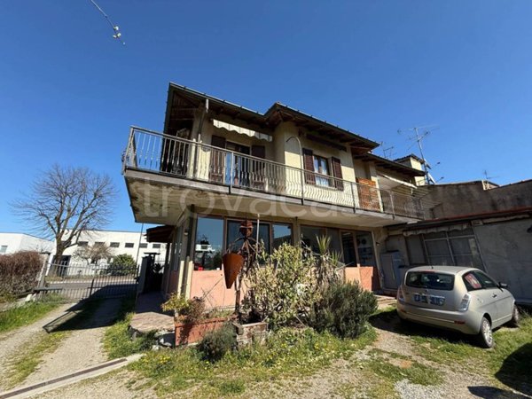 casa indipendente in vendita a Limbiate in zona Pinzano