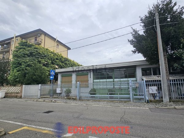 capannone in vendita a Limbiate