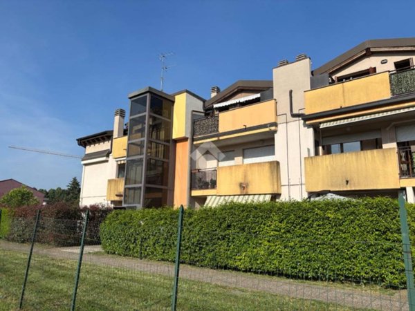 appartamento in vendita a Limbiate in zona Mombello