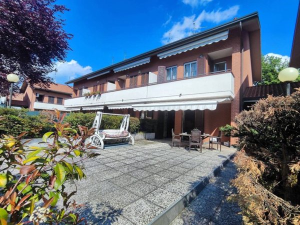 casa indipendente in vendita a Limbiate in zona Pinzano
