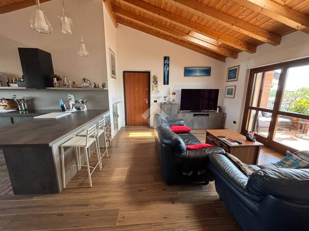 appartamento in vendita a Limbiate in zona Villaggio del Sole