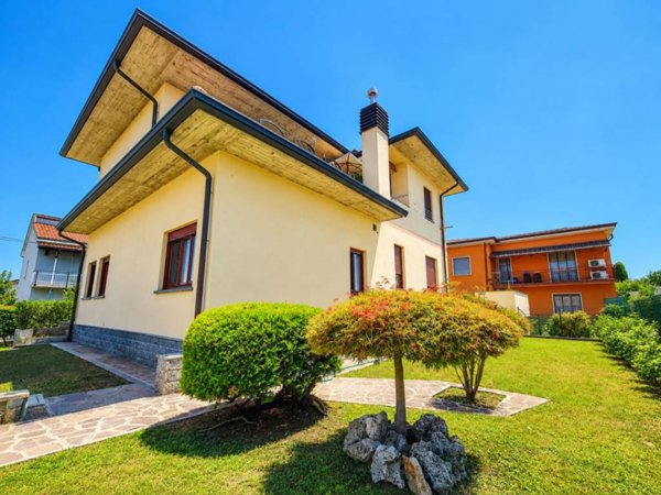 appartamento in vendita a Limbiate in zona Villaggio del Sole