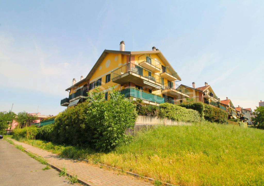 appartamento in vendita a Limbiate in zona Villaggio del Sole