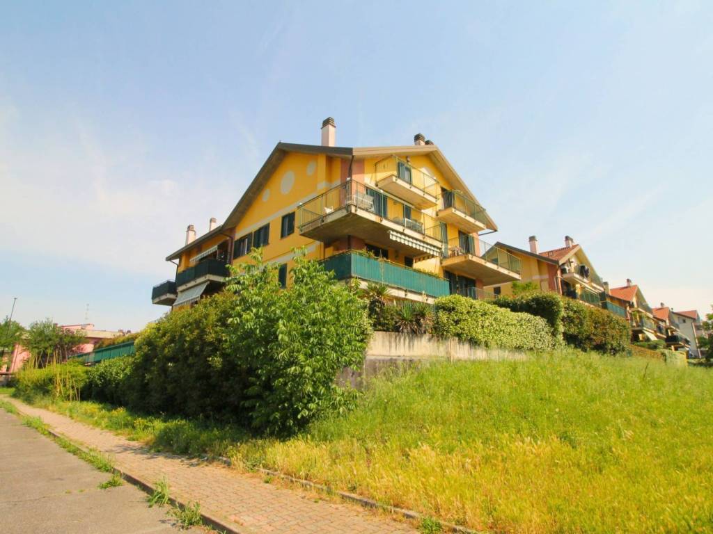 appartamento in vendita a Limbiate in zona Villaggio del Sole