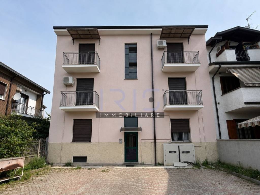 appartamento in vendita a Limbiate in zona Pinzano