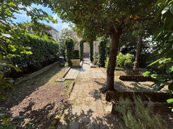 casa indipendente in vendita a Limbiate in zona Villaggio dei Giovi