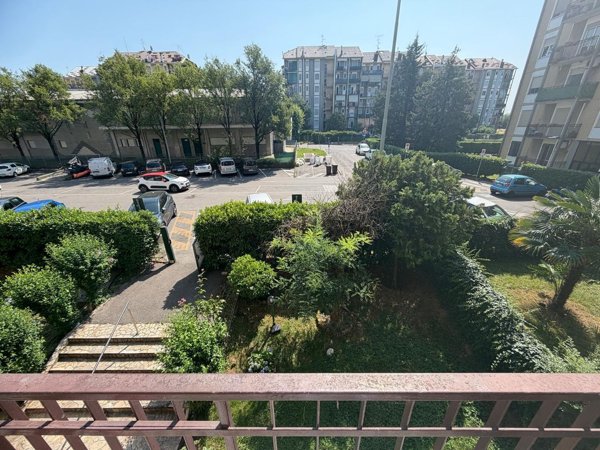 appartamento in vendita a Limbiate in zona Pinzano