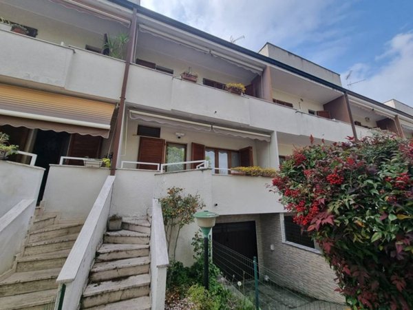 casa indipendente in vendita a Limbiate in zona Pinzano