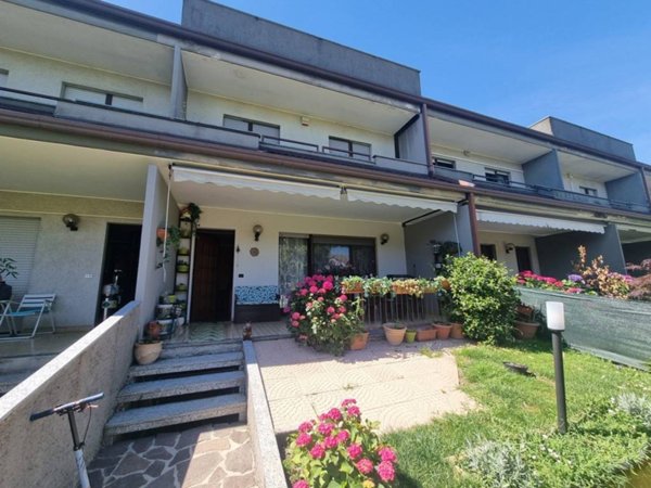 casa indipendente in vendita a Limbiate in zona Pinzano