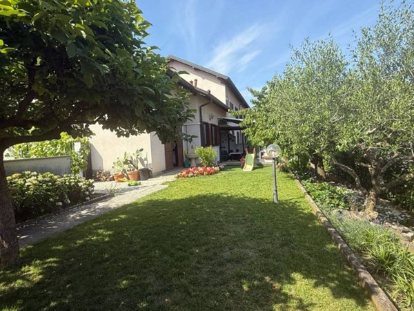 casa indipendente in vendita a Limbiate in zona Villaggio dei Giovi