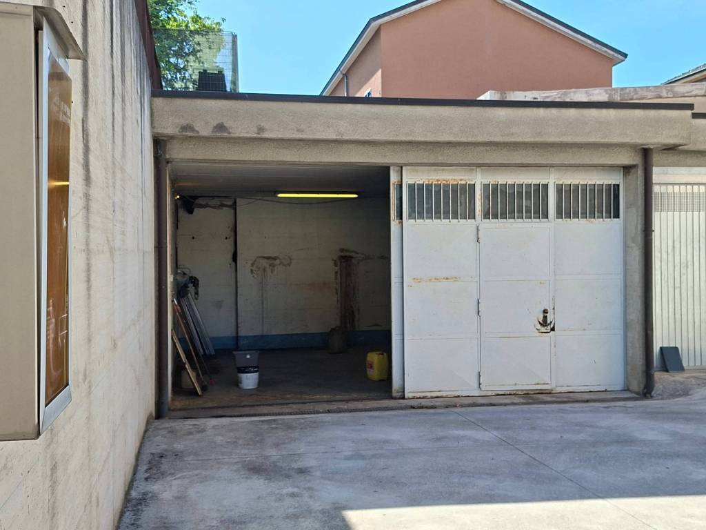 locale di sgombero in vendita a Limbiate
