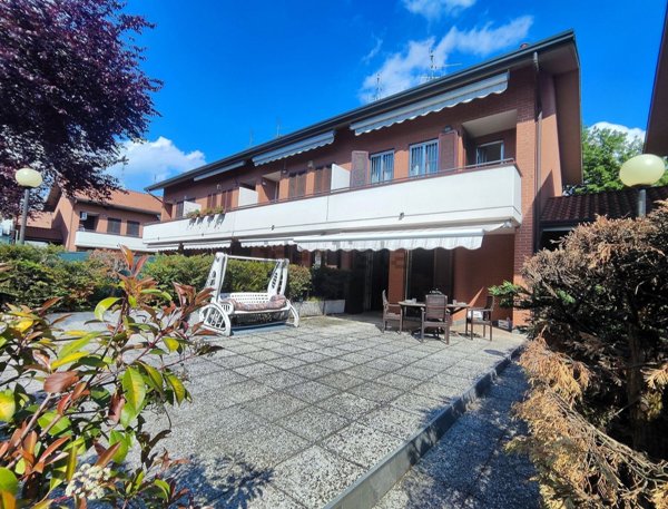 casa indipendente in vendita a Limbiate in zona Pinzano