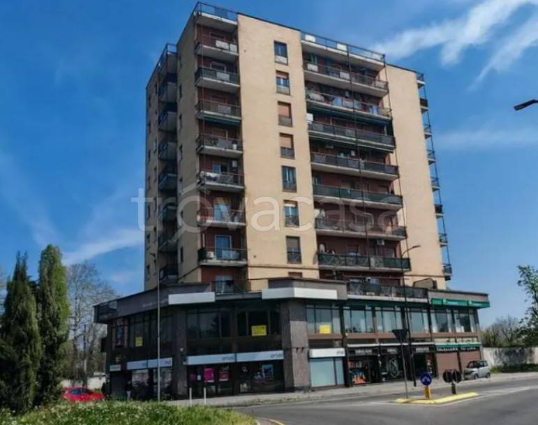 appartamento in vendita a Limbiate in zona Mombello