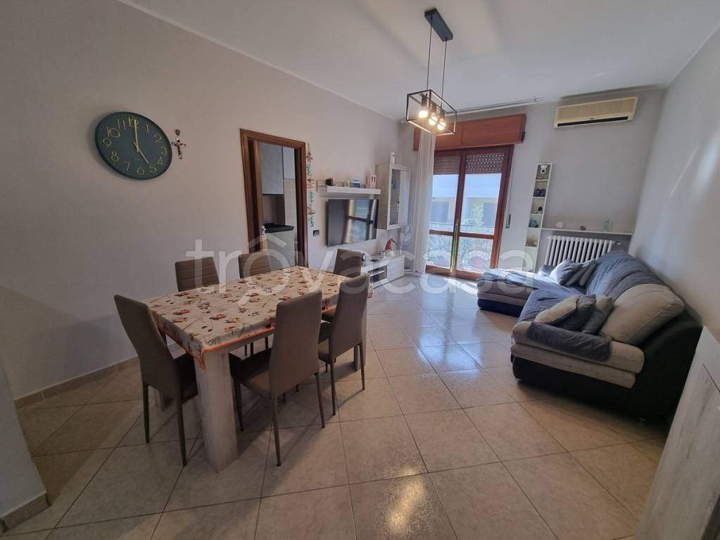 appartamento in vendita a Limbiate in zona Mombello