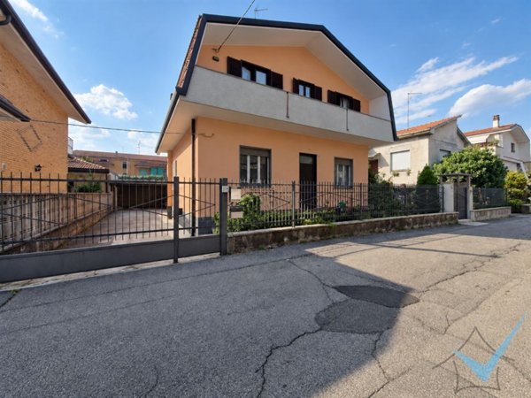 casa indipendente in vendita a Limbiate