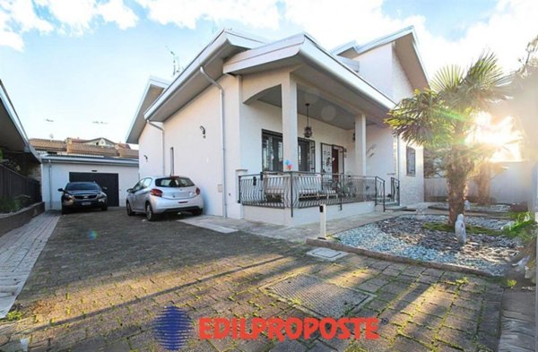 casa indipendente in vendita a Limbiate in zona Villaggio del Sole