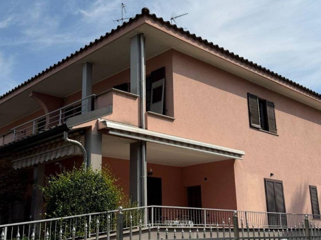 appartamento in vendita a Limbiate in zona Villaggio dei Giovi