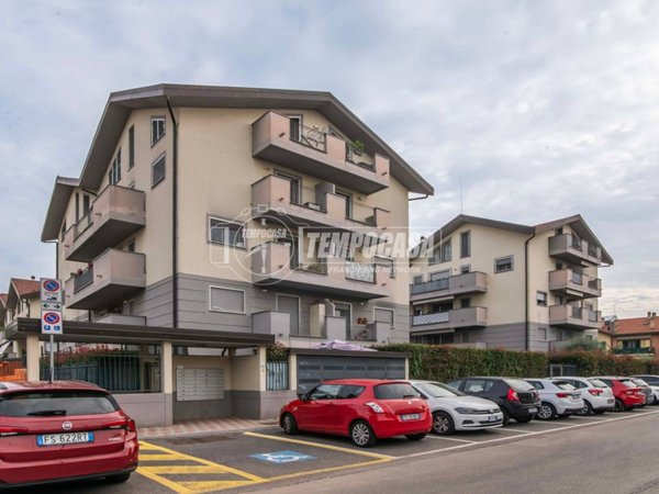 appartamento in vendita a Limbiate in zona Villaggio del Sole