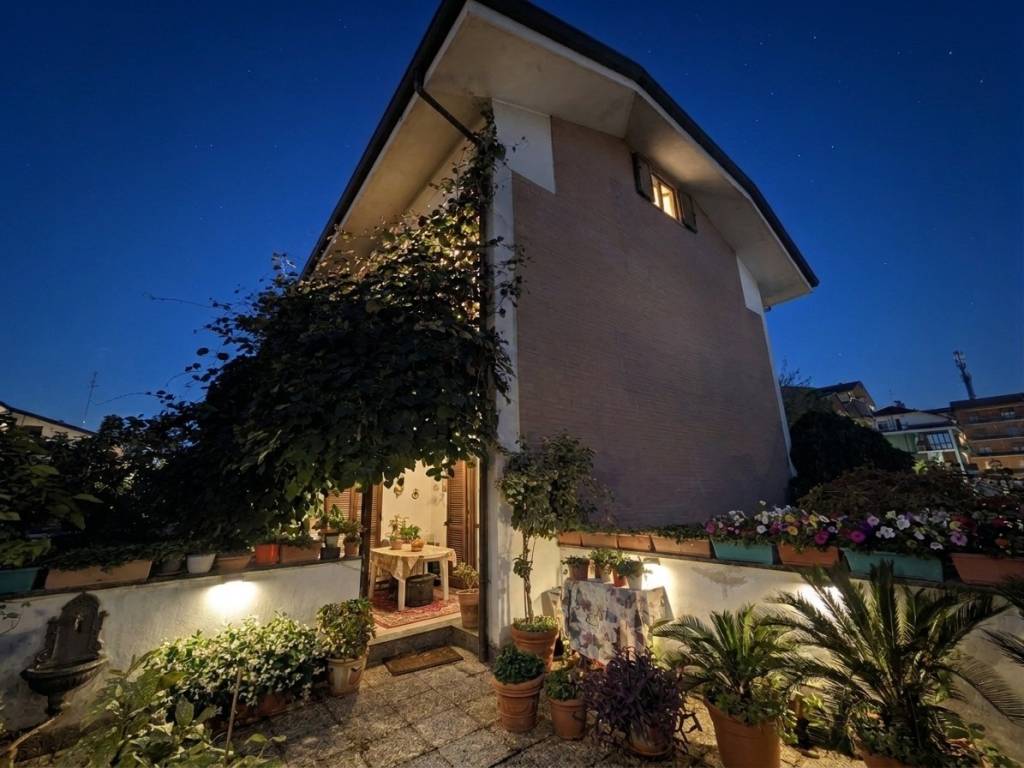 casa indipendente in vendita a Limbiate in zona Villaggio dei Giovi
