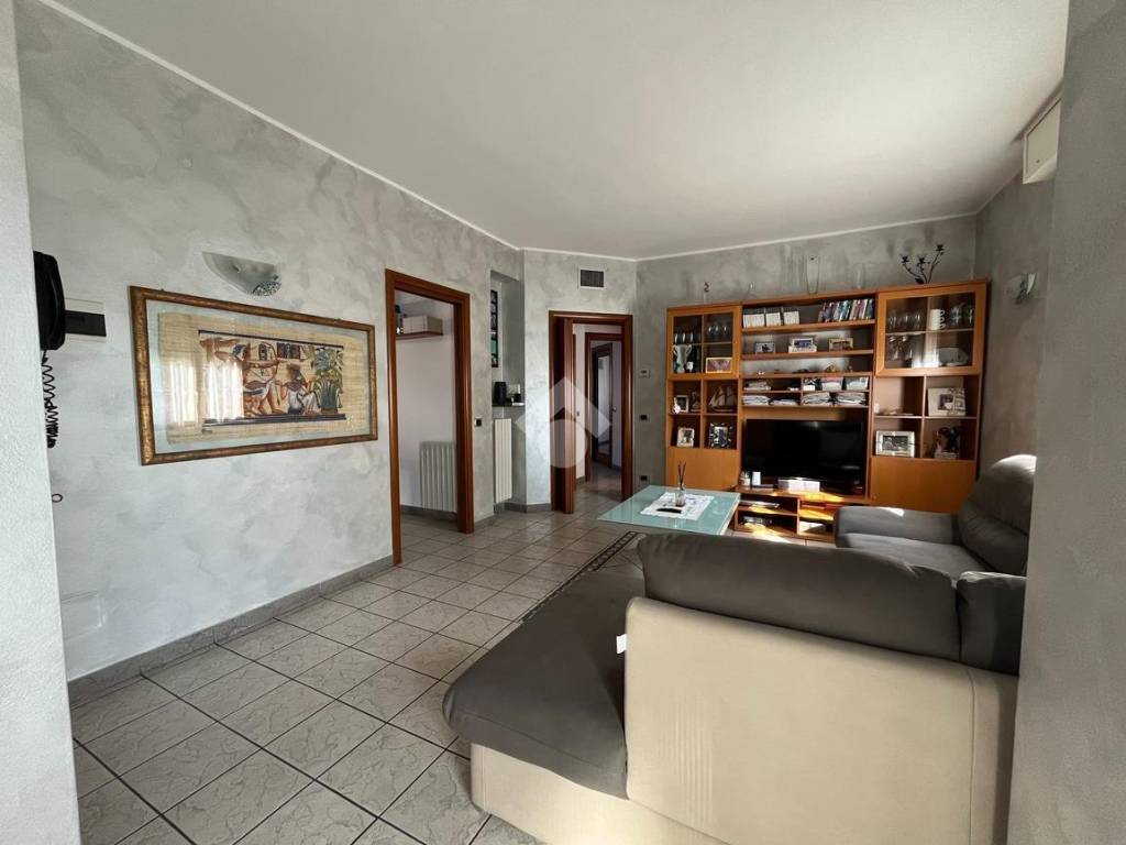 appartamento in vendita a Limbiate in zona Villaggio dei Giovi