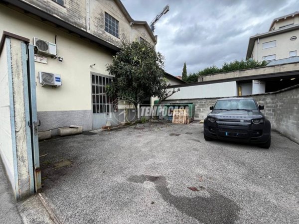 locale commerciale in vendita a Lissone