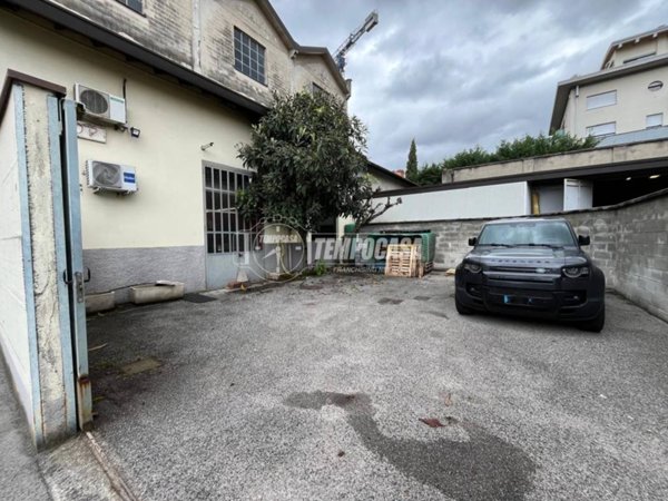 locale commerciale in vendita a Lissone