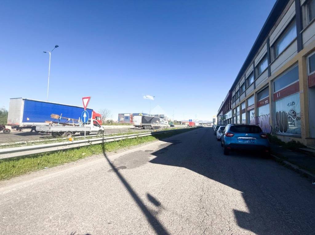 locale commerciale in vendita a Lissone