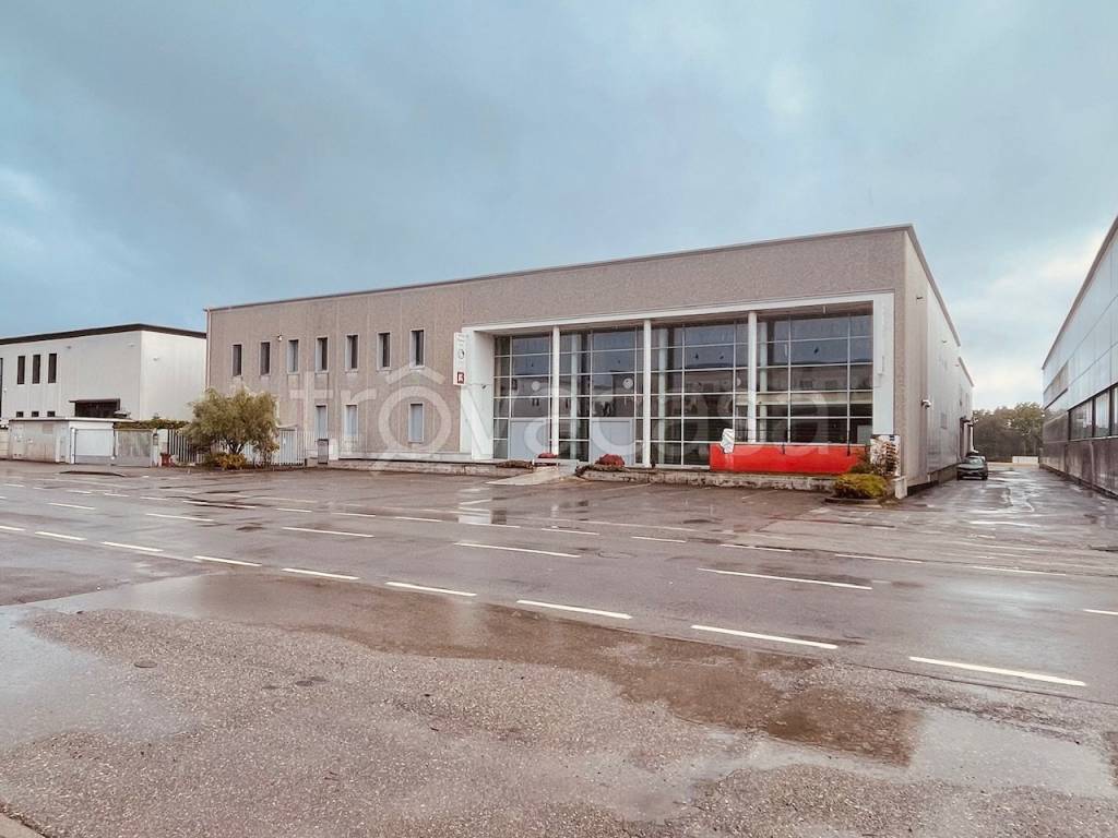 locale commerciale in vendita a Lissone in zona Santa Margherita