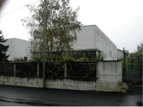 locale di sgombero in vendita a Macherio
