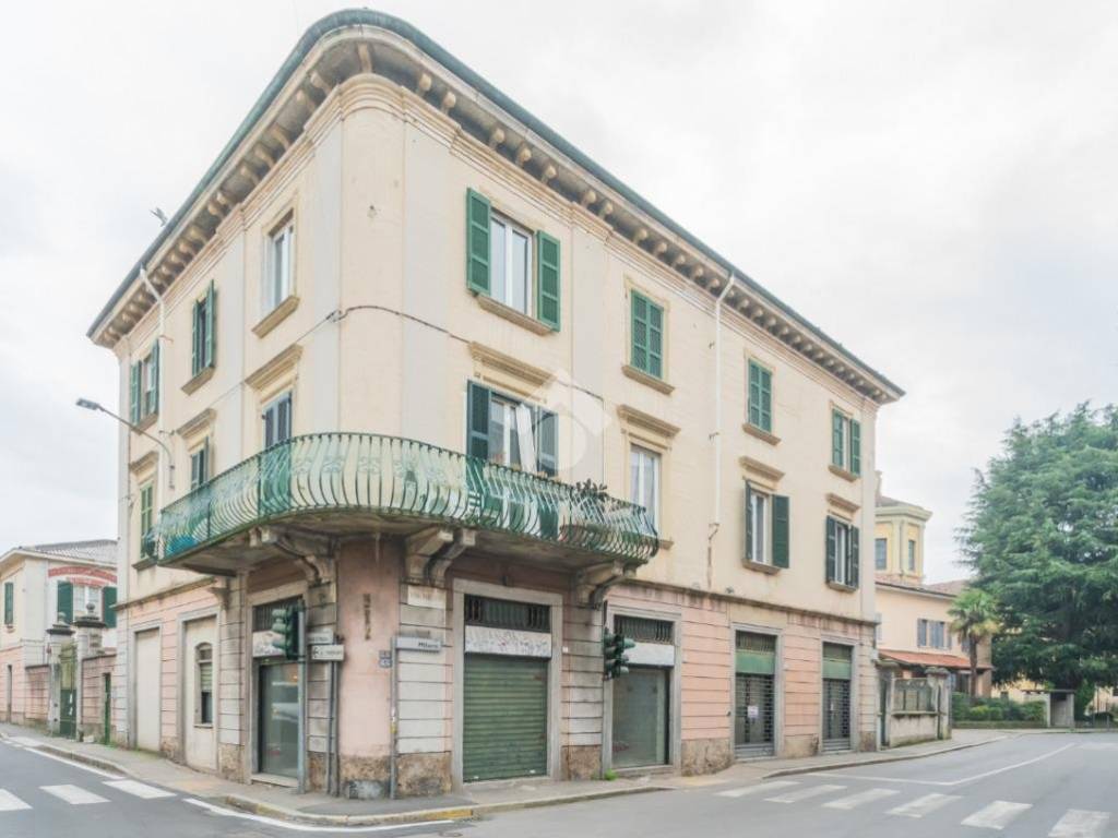 negozio in vendita a Macherio