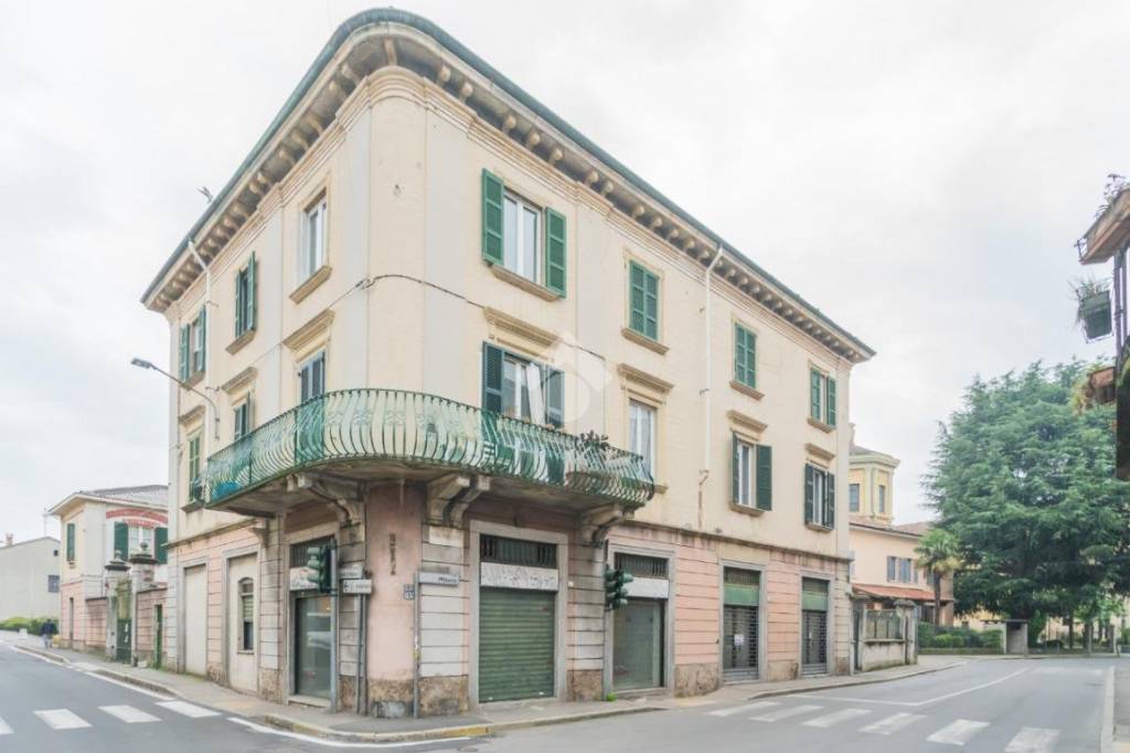 negozio in vendita a Macherio