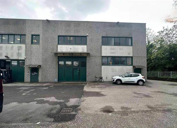 locale commerciale in vendita a Macherio