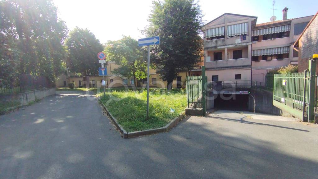 locale di sgombero in vendita a Macherio