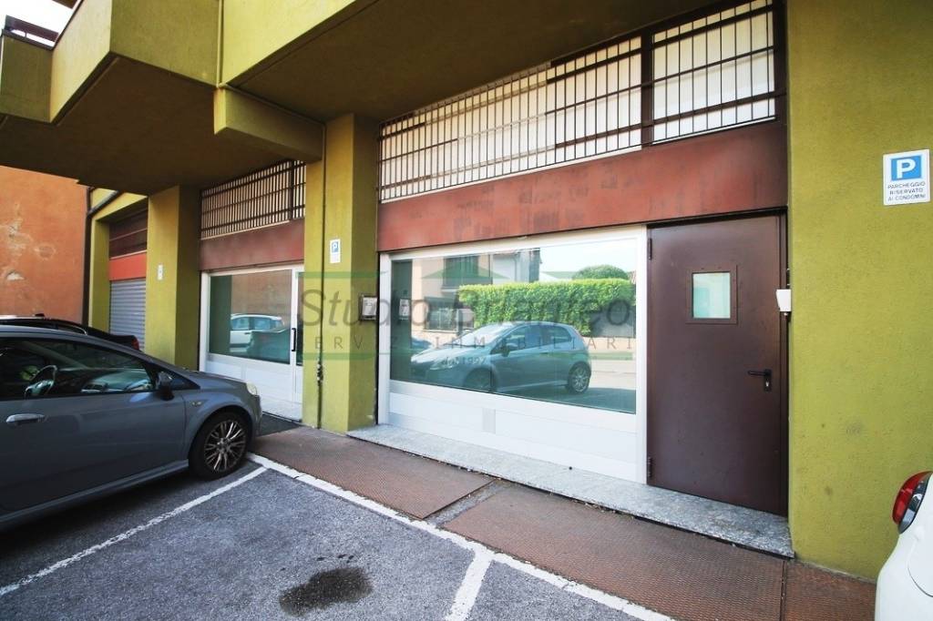 negozio in vendita a Macherio