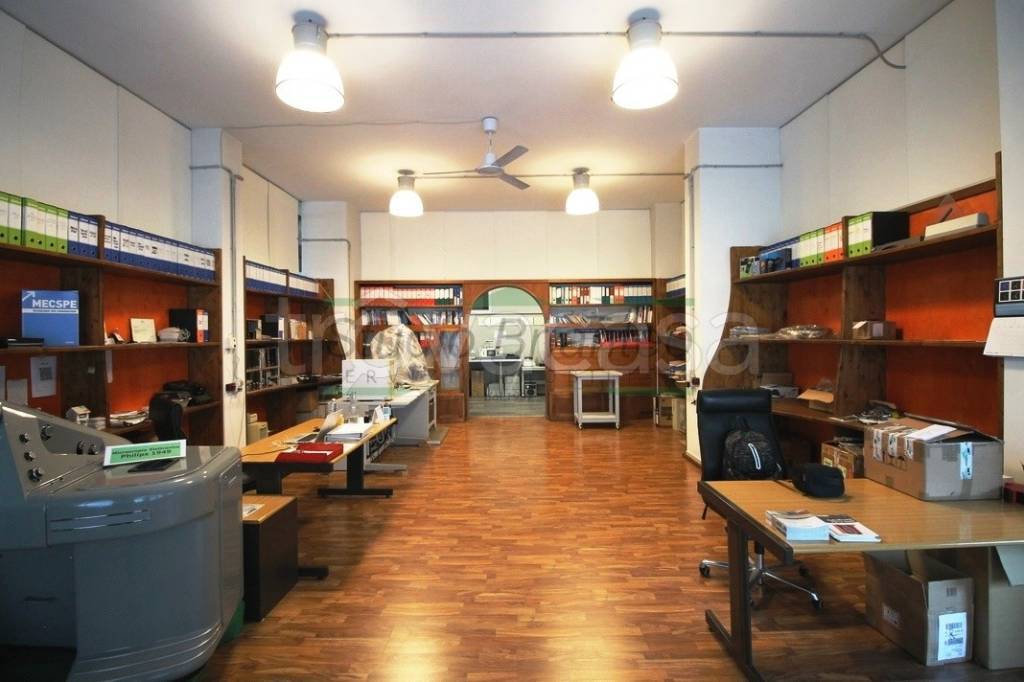 negozio in vendita a Macherio