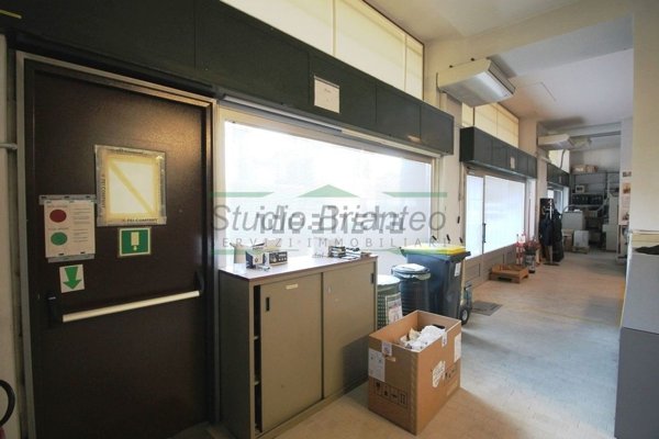 locale commerciale in vendita a Macherio