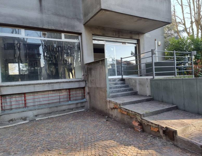 negozio in vendita a Macherio