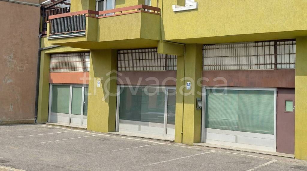 negozio in vendita a Macherio