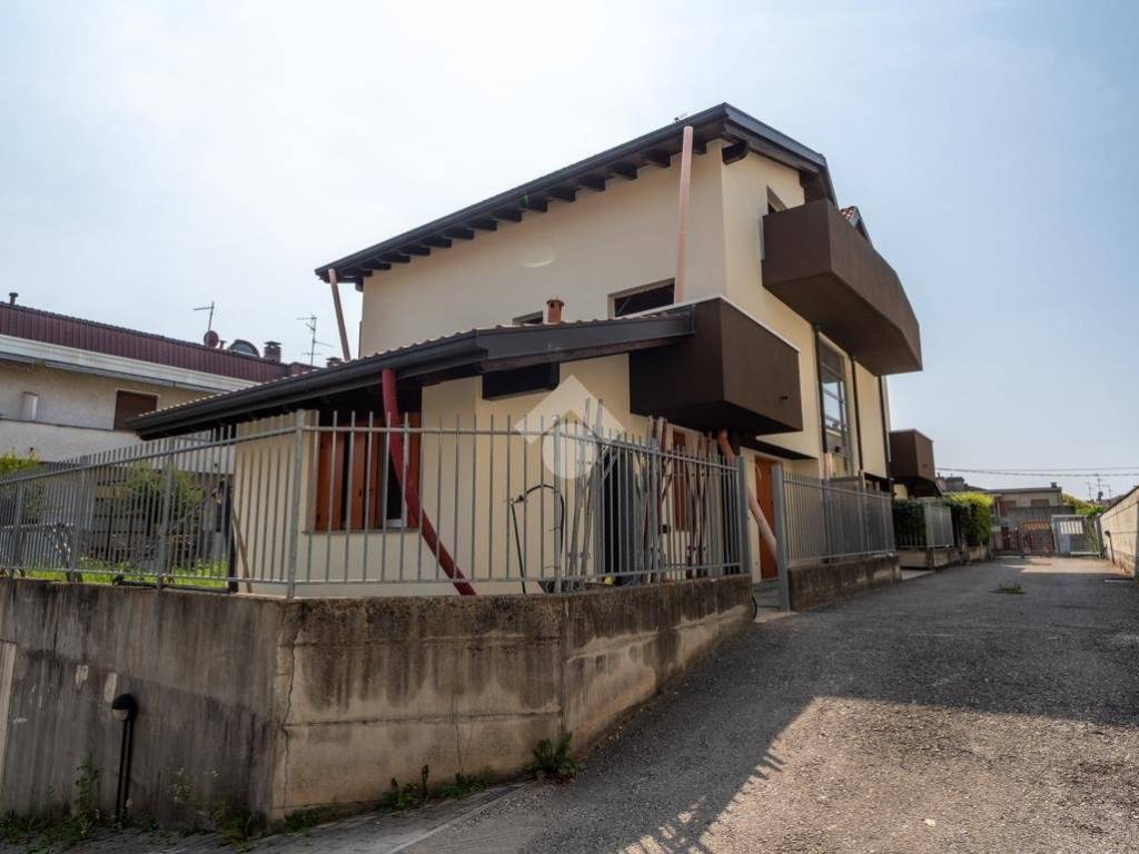 appartamento in vendita a Macherio in zona Bareggia