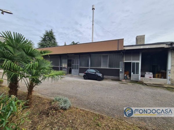 locale commerciale in vendita a Meda