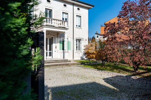casa indipendente in vendita a Meda