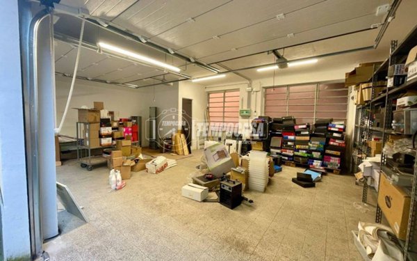 locale commerciale in vendita a Meda
