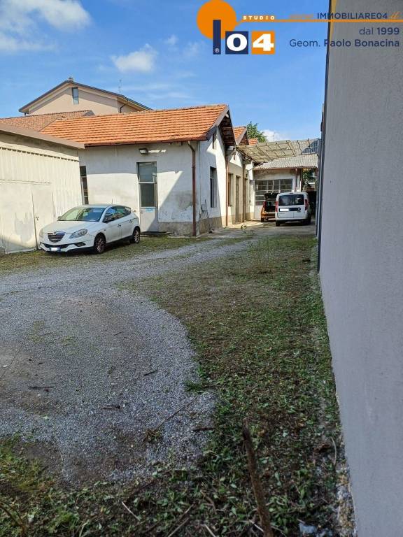 locale commerciale in vendita a Meda