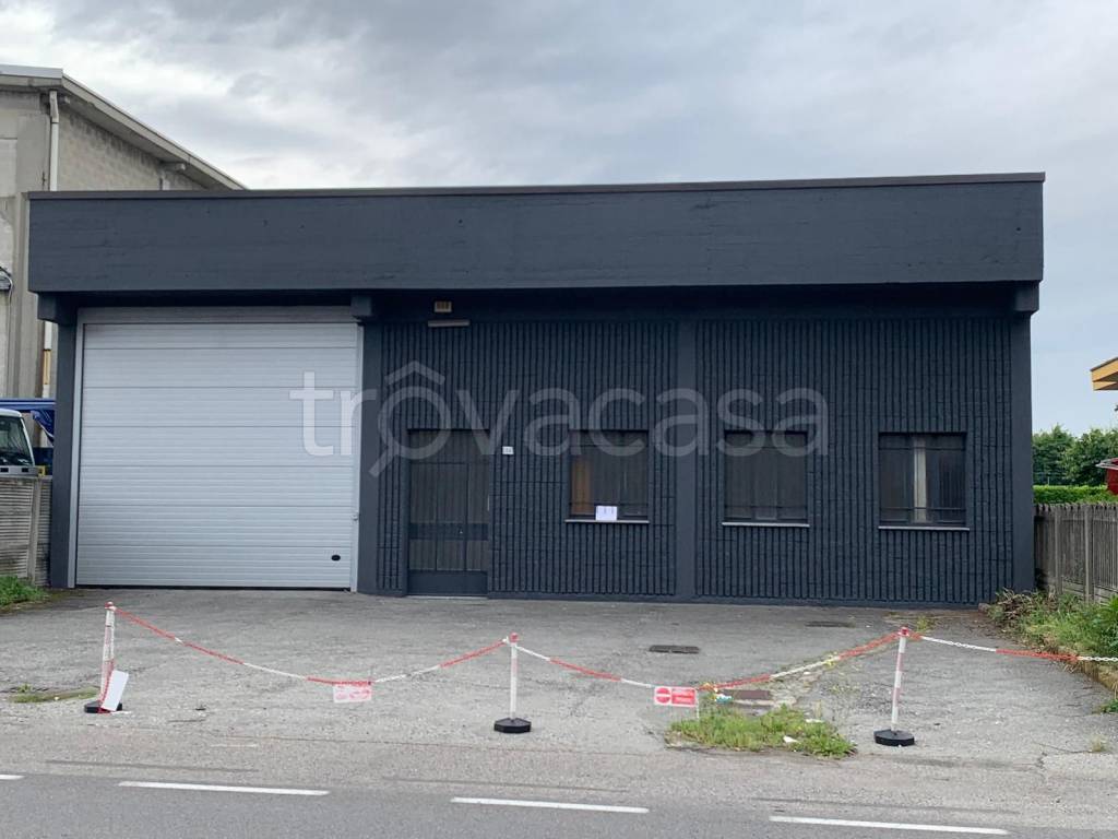 locale commerciale in vendita a Meda