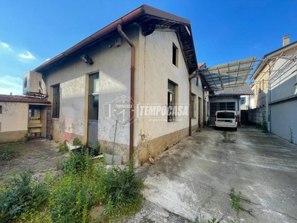 locale commerciale in vendita a Meda