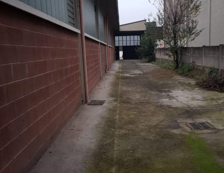 locale commerciale in vendita a Meda